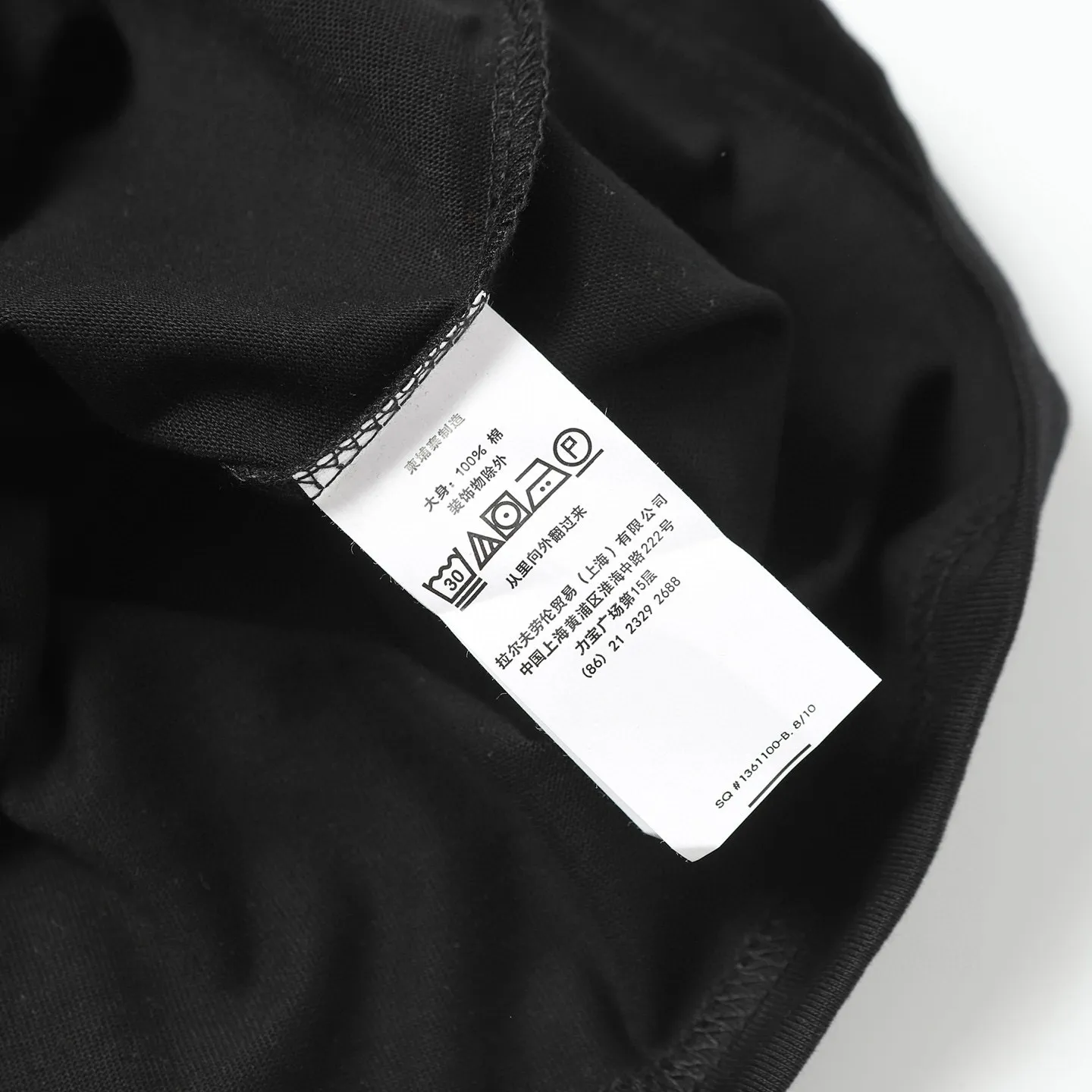 P126 Style number: 505 Ralph Lauren/Ralph Lauren 25ss new summer silicone Polo embossed round neck T-shirt. The main logo on the neck has a QR code mark, which can be scanned for verification. The 3D silicone three-dimensional English letter logo is embossed to distinguish low-quality products on the market. 32 counts, 240g hydrophilic toner, 100% cotton fabric, comfortable and soft, highly breathable, focusing on high-end cost-effectiveness, needless to say good quality. Available in a variety of colors, both boys and girls can try this genderless style, giving them a yuppie tone in no time. Immerse yourself in your leisurely style, and have your own style in retro. Natural, vivid and very French romantic feelings, perfectly integrating youthful atmosphere and trend. Color: white, black, navy blue, dark green Size: S-xL S Shoulder width 44 Bust 104 Sleeve length 23 Clothing length 72 M Shoulder width 45 Bust 108 Sleeve length 24 Clothing length 74 L Shoulder width 46 Bust 112 Sleeve length 25 Clothing length 76 xL Shoulder width 47 Bust 116 Sleeve length 26 Clothing length 78